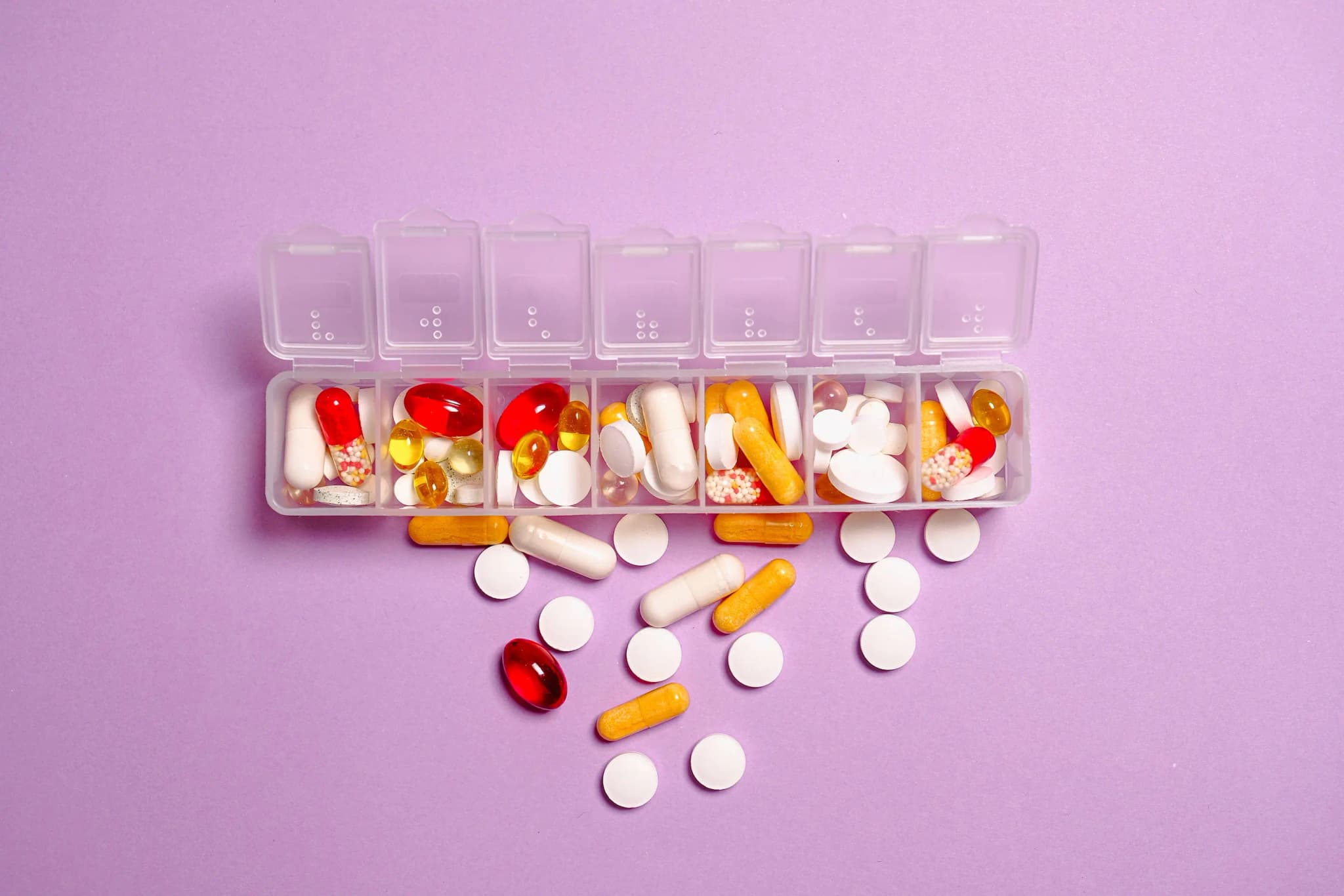 Geöffnete Wochenbox mit Tabletten und Kapseln