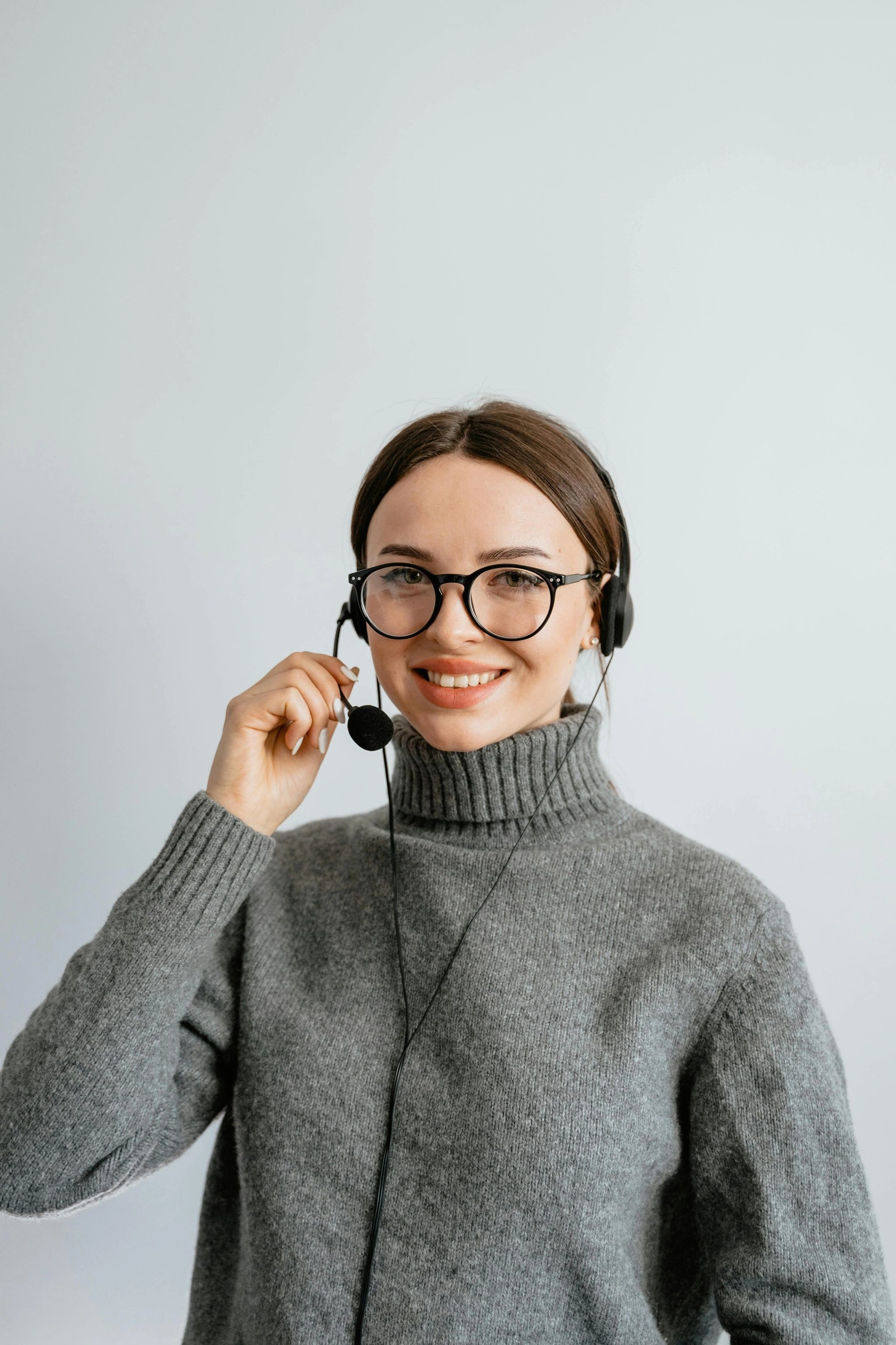 Ansprechpartnerin mit Headset im Gespräch