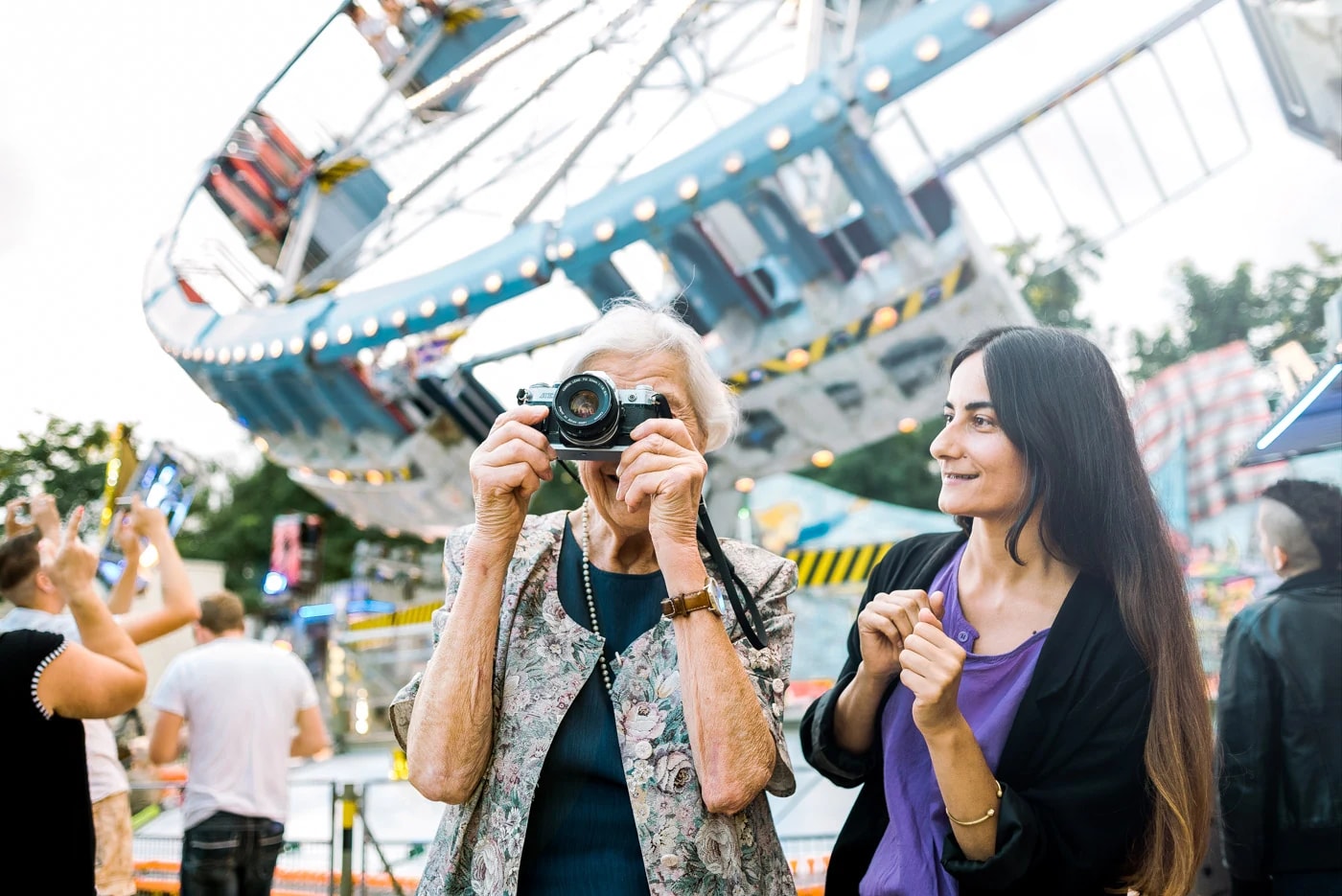 Zwei Frauen fotografieren auf einem gemeinsamen Ausflug